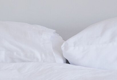 Hoe reken je af met gele vlekken op je hoofdkussen?