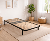 Optikit lattenbodem in kitvorm 90x200 cm van Le Roi du Matelas in een lichte slaapkamer – metalen kader en houten latten