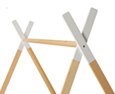 Detail van de tweekleurige latten (wit en naturel hout) van de tipi voor kinderen